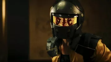 Message Led Screem Helmet usado por June 27 (Jessica Rothe) como se ve en Boy Kills World