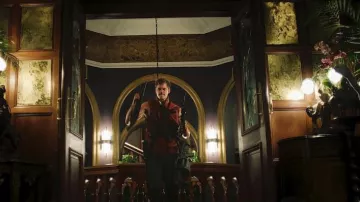 Pantalon gris porté par Boy (Bill Skarsgård) tel qu’on le voit dans Boy Kills World