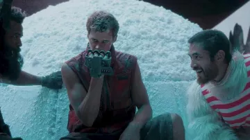 Débardeur en fourrure rayée et blanche porté par Basho (Andrew Koji) comme on le voit dans Boy Kills World
