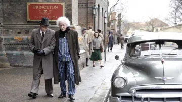Pyjama rayé bleu porté par Albert Einstein (Geoffrey Rush) dans la série télévisée Genius (S01E10)