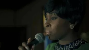 Boucles d’oreilles en or portées par Aretha Franklin (Cynthia Erivo) dans Genius (S03E03)