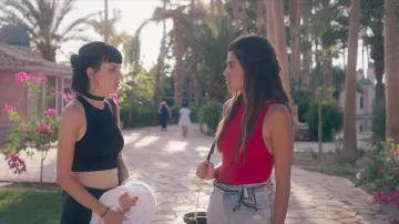Top rouge porté par Layan (Noor Taher) dans l’école pour filles AlRawabi (S01E05)