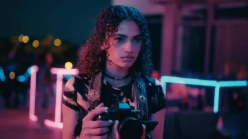 T-shirt imprimé porté par Shams (Thalia Elansari) tel qu’on le voit dans l’école pour filles AlRawabi (S02)