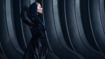 Costume de robe à capuche noire porté par Lady Margot Fenring (Léa Seydoux) comme on le voit dans Dune : Deuxième partie