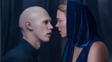 Robe à capuche en velours bleu portée par Lady Margot Fenring (Léa Seydoux) dans Dune : Deuxième partie