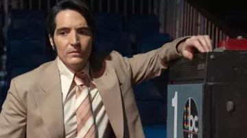 Cravate rayée portée par Jack Delroy (David Dastmalchian) comme on le voit dans le film Late Night with the Devil