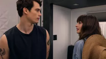 Chapeau de paille porté par Sophie (Anne Hathaway) comme on le voit dans la garde-robe du film The Idea of You