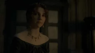 Collier porté par la jeune reine Alicent Hightower (Emily Carey) alors qu’elle rend visite au roi Viserys III Targaryen dans ses appartements dans la série télévisée House of the Dragon (S01E01)
