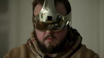 Casco de traje en V usado por Jack Rooney (John Bradley) como se ve en 3 Body Problem (Temporada 1)