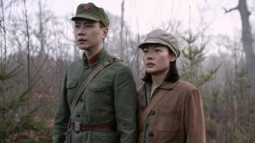 Veste portée par Young Ye Wenjie (Zine Tseng) comme on le voit dans 3 Body Problem (Saison 1)