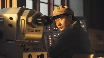 Casquette portée par Young Ye Wenjie (Zine Tseng) comme on le voit dans 3 Body Problem (Saison 1)
