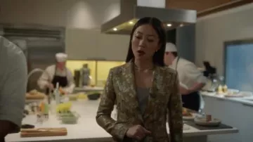 La chaqueta blazer de flores doradas que usa Teddy (Angela Zhou) en la serie Asesinatos y otras complicaciones (Temporada 1, Episodio 10)