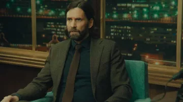 Veste et pantalon de costume assortis portés par Alan Wake (Ilkka Villi) dans le jeu vidéo Alan Wake 2