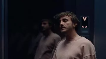Le pull rose porté par Harry (Paul Mescal) dans le film Sans jamais nous connaître