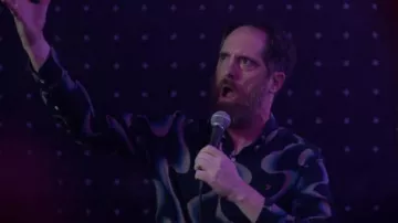 Chemise ondulée portée par Coach Beard (Brendan Hunt) dans la série télévisée Ted Lasso (S01E07)