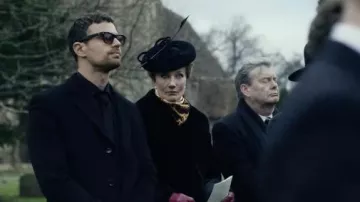 Les lunettes de soleil noires portées par Eddie Horniman (Theo James) dans la série The Gentlemen (S01E04)