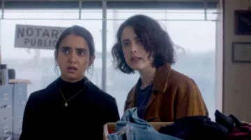 Pendentif collier en forme d’étoile porté par Marian (Geraldine Viswanathan) dans le film Drive-Away Dolls