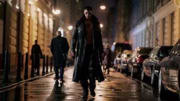 La garde-robe du film Crow : Bill Skarsgård porte un long manteau Steam Punk pour incarner Eric Draven
