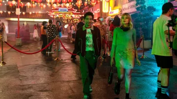 Robe imprimée portée par Harriet (Lucy Boynton) comme on le voit dans les tenues du film The Greatest Hits