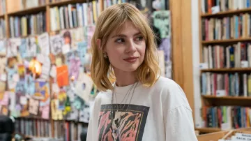 T-shirt blanc imprimé porté par Harriet (Lucy Boynton) comme on le voit dans le film The Greatest Hits