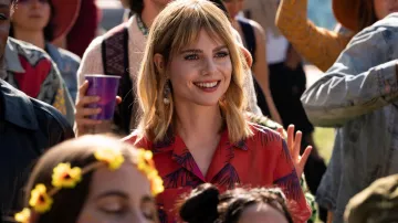 Chemise rouge imprimée palmier portée par Harriet (Lucy Boynton) comme on le voit dans The Greatest Hits