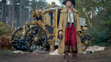 Bottes brunes portées par Nell Jackson (Louisa Harland) dans la série télévisée Renegade Nell (saison 1)
