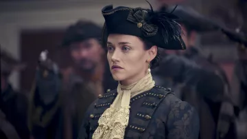 Chapeau tricorne porté par Sofia Wilmot (Alice Kremelberg) dans la série télévisée Renegade Nell (saison 1)