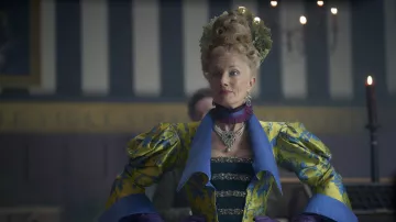 Vestido amarillo y azul usado por Lady Eularia Moggerhangar (Joely Richardson) como se ve en Renegade Nell (Temporada 1)