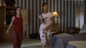 Conjunto de pijama de gato rosa usado por Kit (Zoe Saldana) en la película Crossroads