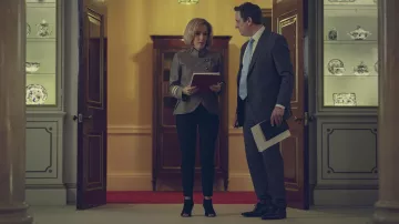 Zapatos de tacón de terciopelo negro usados por Emily Maitlis (Gillian Anderson) como se ve en la película Scoop