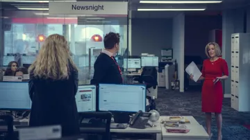 Vestido rojo usado por Emily Maitlis (Gillian Anderson) como se ve en Scoop