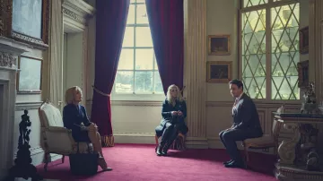 Bolso de mano negro usado por Emily Maitlis (Gillian Anderson) como se ve en Scoop