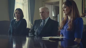 Robe à pois bleu marine portée par Amanda Thirsk (Keeley Hawes) comme on le voit dans Scoop