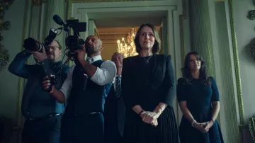 Collier en or porté par Amanda Thirsk (Keeley Hawes) comme on le voit dans le film Scoop