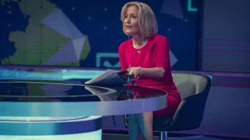 Brazalete de oro usado por Emily Maitlis (Gillian Anderson) como se ve en la película Scoop