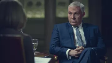 Cravate imprimée portée par le prince Andrew (Rufus Sewell) comme on le voit dans Scoop