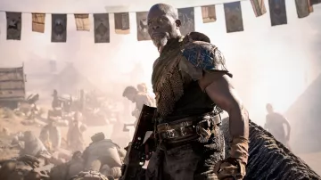 L’épaulette portée par Titus (Djimon Hounsou) dans Rebel Moon - Part Two : The Scargiver movie wardrobe
