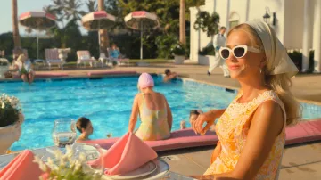 Lunettes de soleil blanches portées par Maxine Simmons (Kristen Wiig) dans la série télévisée Palm Royale (S01E01)