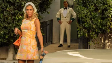 Robe d’été imprimée orange portée par Maxine Simmons (Kristen Wiig) dans Palm Royale (Saison 1 Épisode 1)
