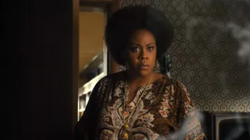 Robe tunique imprimée portée par Virginia (Amber Chardae Robinson) comme on le voit dans la série télévisée Palm Royale (S01E01)