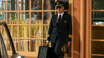 Lunettes de soleil aviateur portées par Douglas D’ellacourt Simmons (Josh Lucas) dans Palm Royale (S01E02)