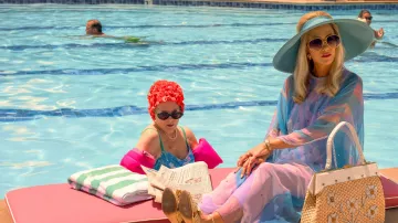 Lunettes de soleil dorées surdimensionnées portées par Maxine Simmons (Kristen Wiig) dans Palm Royale (S01E02)