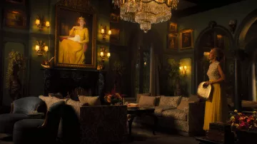 Sac à main doré porté par Maxine Simmons (Kristen Wiig) dans Palm Royale (saison 1 épisode 2)