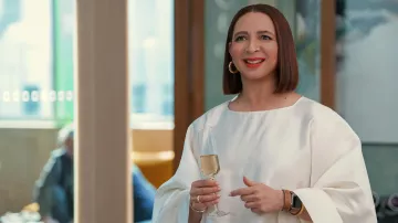 Robe blanche à manches longues portée par Molly Novak (Maya Rudolph) dans la série télévisée Loot (S02E02)