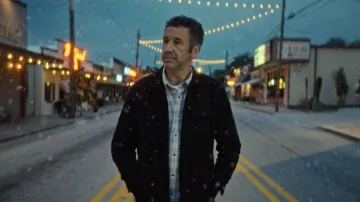 Camisa a cuadros usada por Dusty (Chris O'Dowd) como se ve en The Big Door Prize (Temporada 2, Episodio 10)