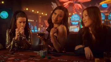 Robe rose à paillettes portée par Cass (Gabrielle Dennis) dans la garde-robe de la série télévisée The Big Door Prize (S02E05)