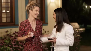 Veste blazer blanche portée par Ruby Collins (Vanessa Hudgens) comme on le voit dans le film French Girl