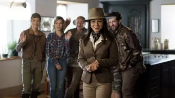 Chapeau porté par Ruby Collins (Vanessa Hudgens) comme on le voit dans French Girl