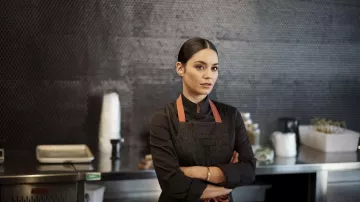Bracelet en or porté par Ruby Collins (Vanessa Hudgens) comme on le voit dans la garde-robe du film French Girl