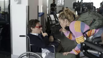 Chandail coloré porté par Sophie-Jeanne Tremblay (Évelyne Brochu) vu dans le film French Girl